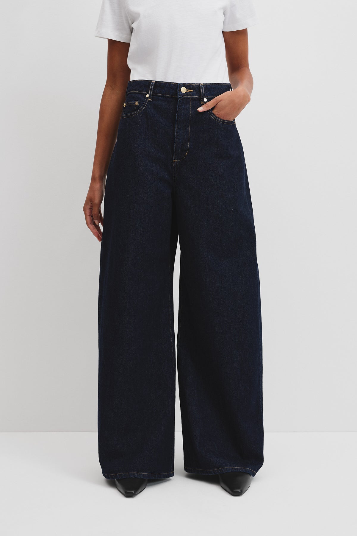Curved Wide Leg Jean