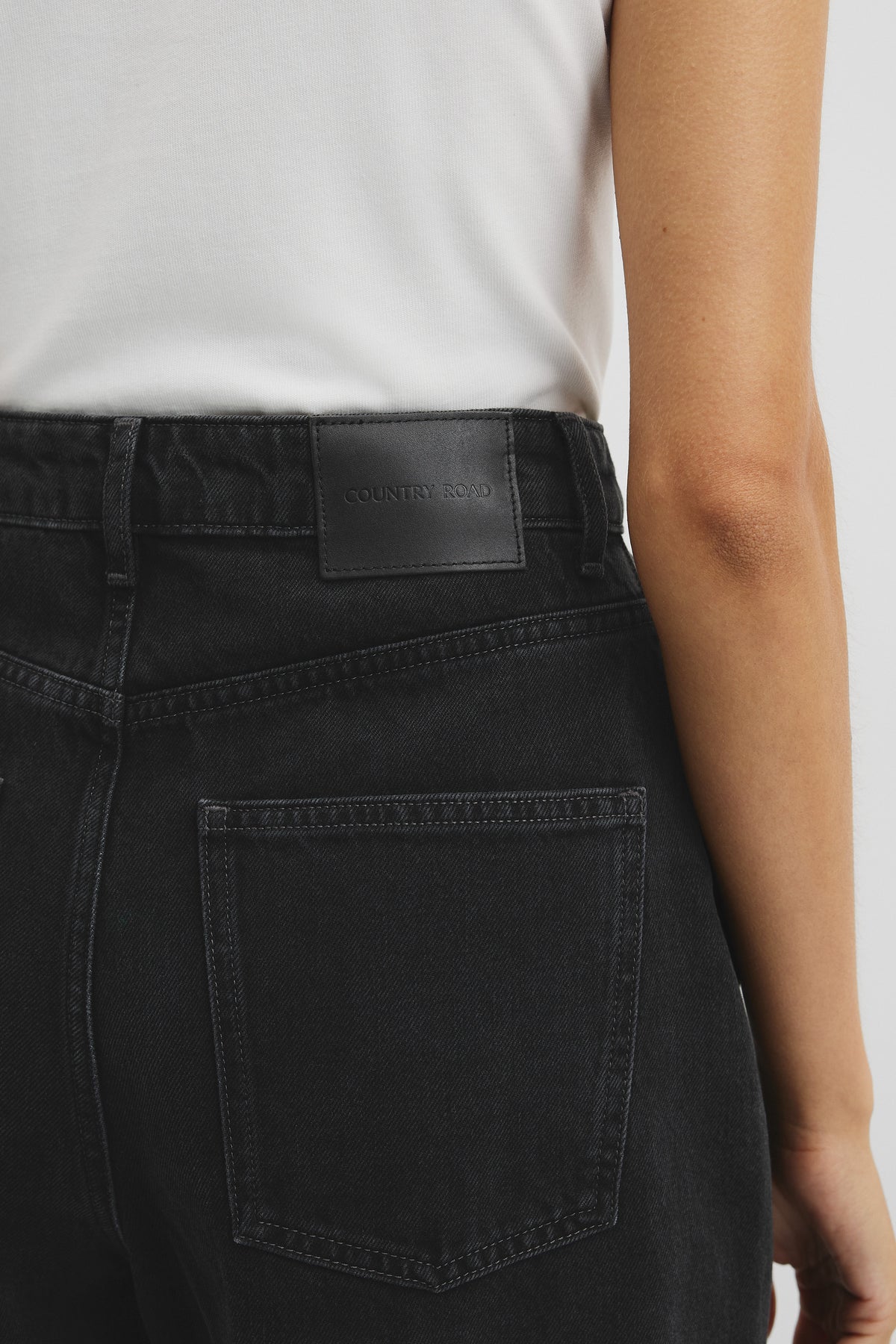 Curved Wide Leg Jean